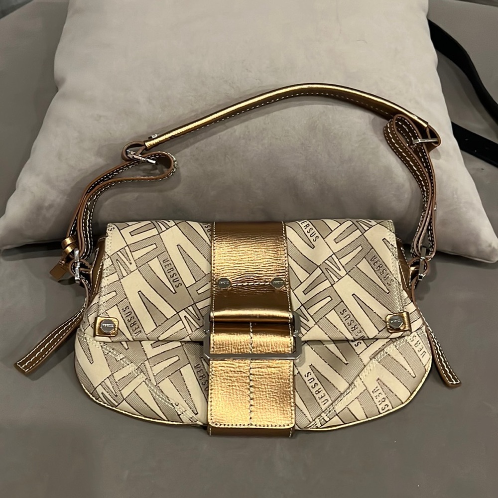 Beautiful Versus Versace shoulder bag. Excellent shape. Gold color